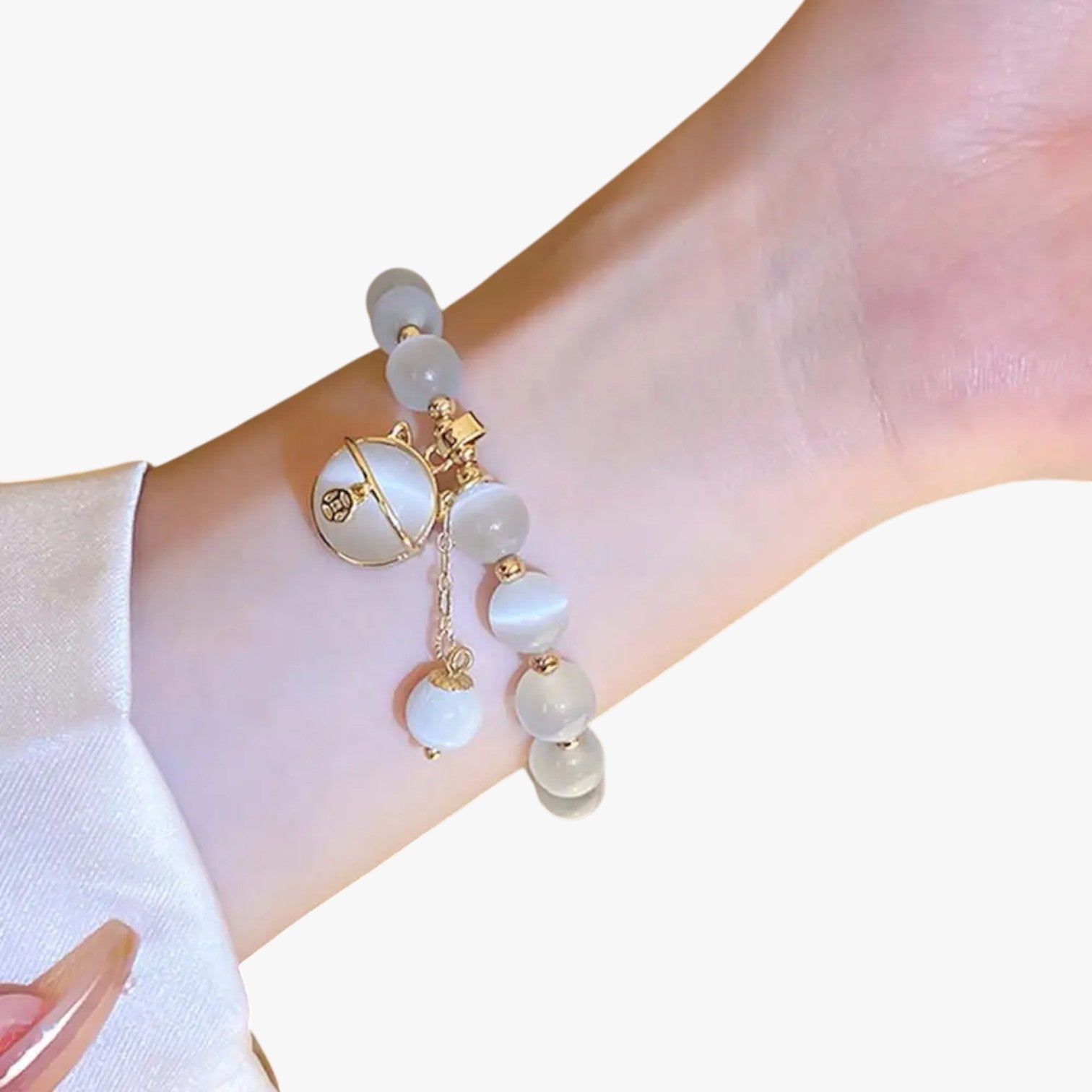 Alora | Opalperlenarmband mit Glückskatzen-Anhänger, elegantes, verstellbares Geschenk