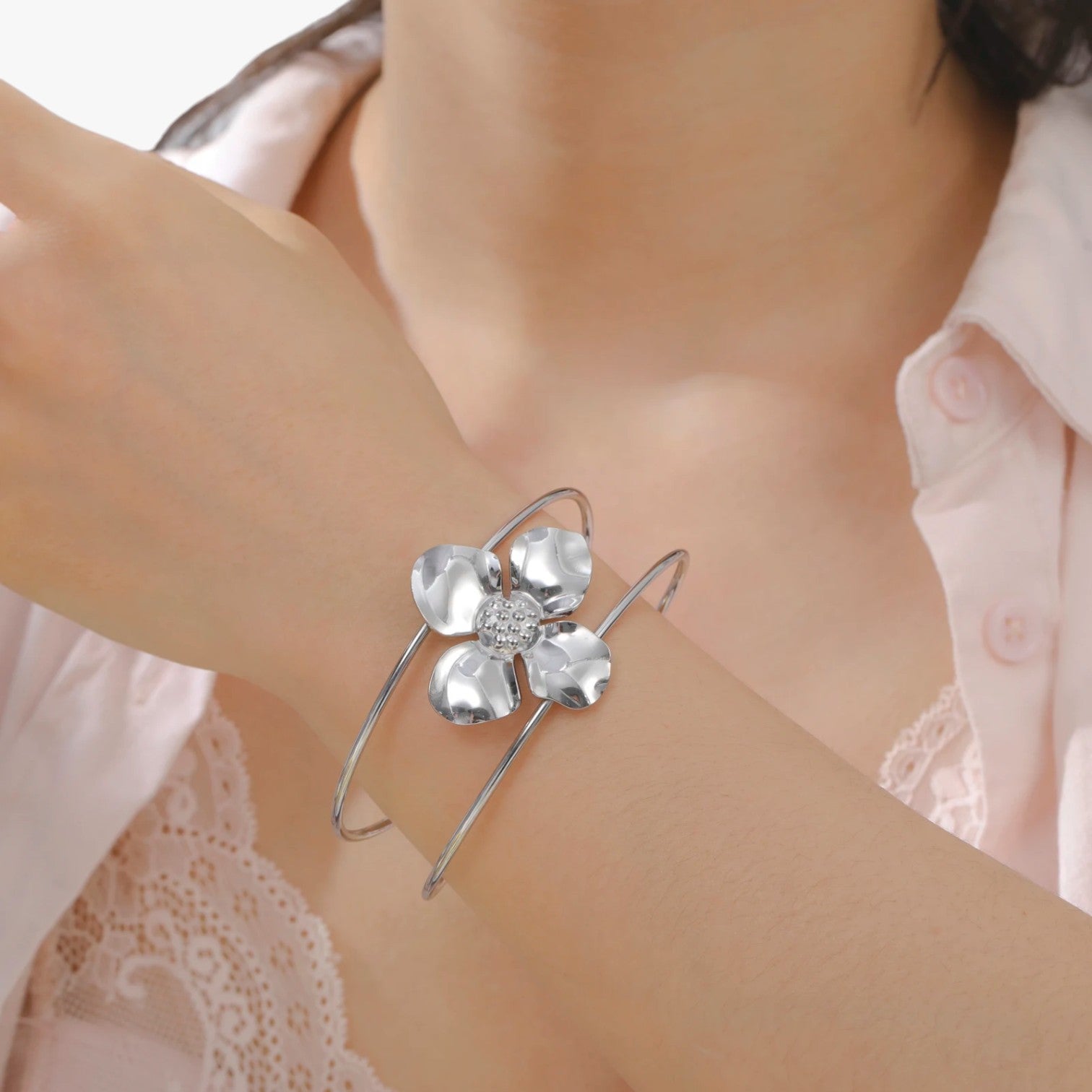 Vivian | Flora Gold Edelstahl Blumen Armreif, wasserdicht und elegant