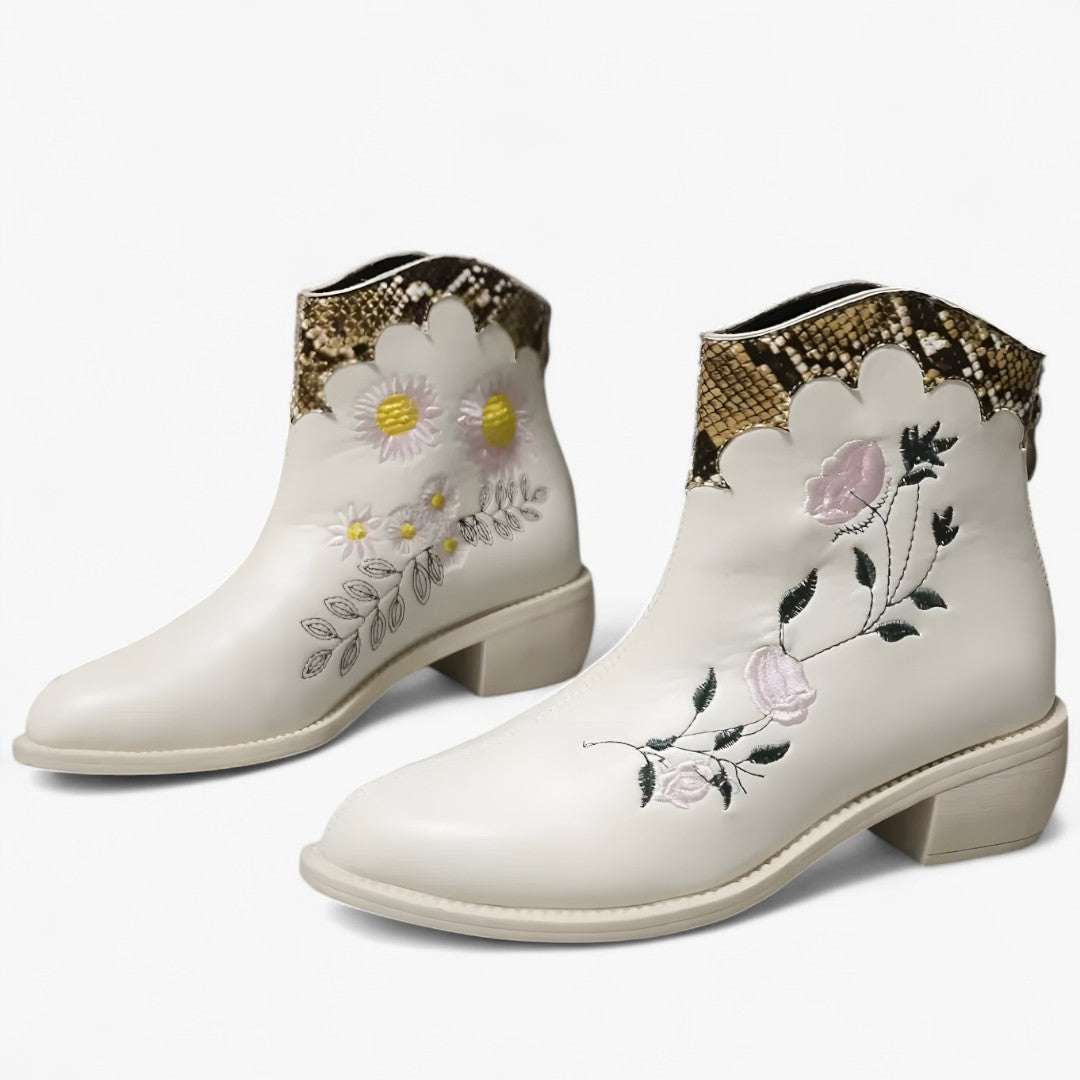 Audrey | Spitzeboots mit ethnischen Stickereien