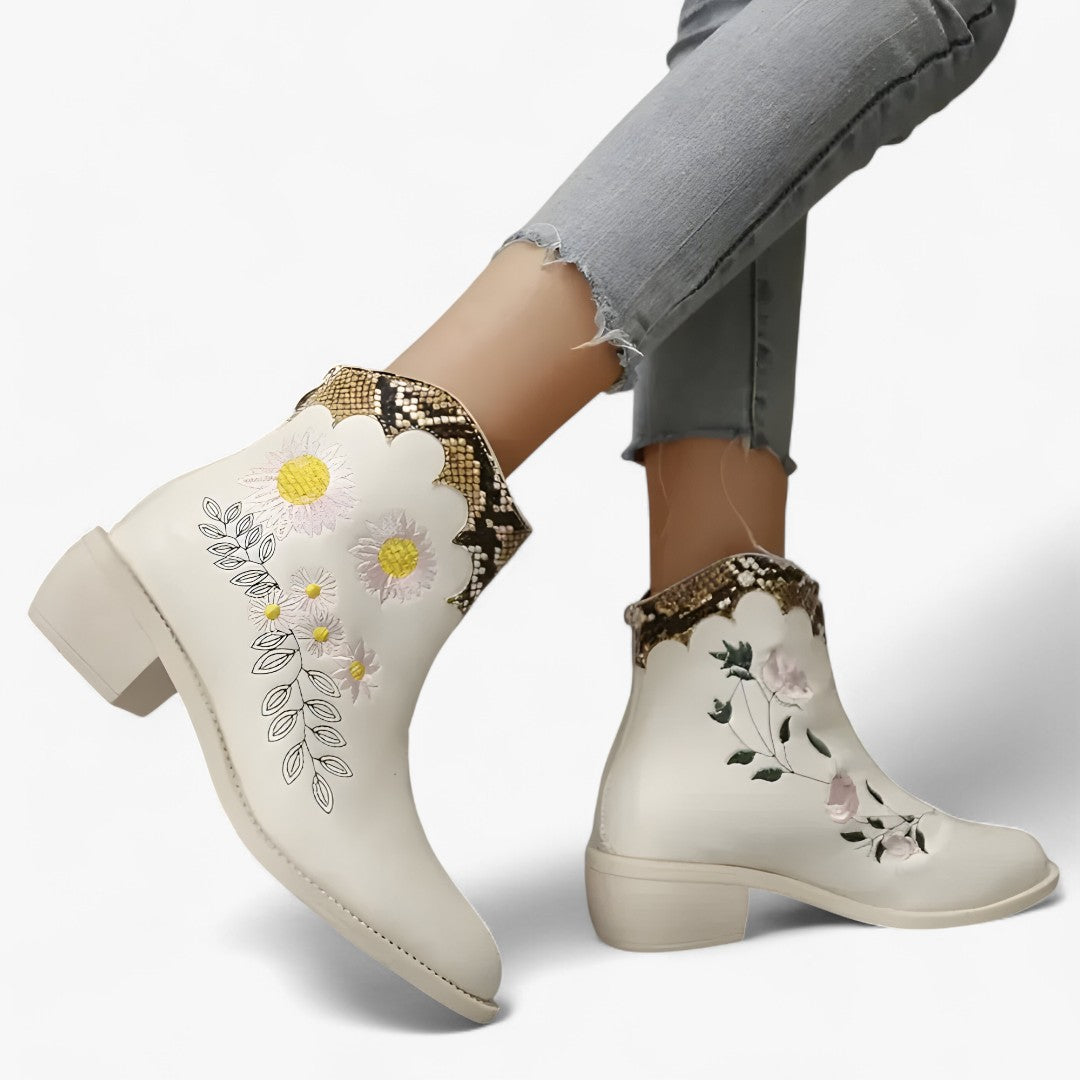 Audrey | Spitzeboots mit ethnischen Stickereien