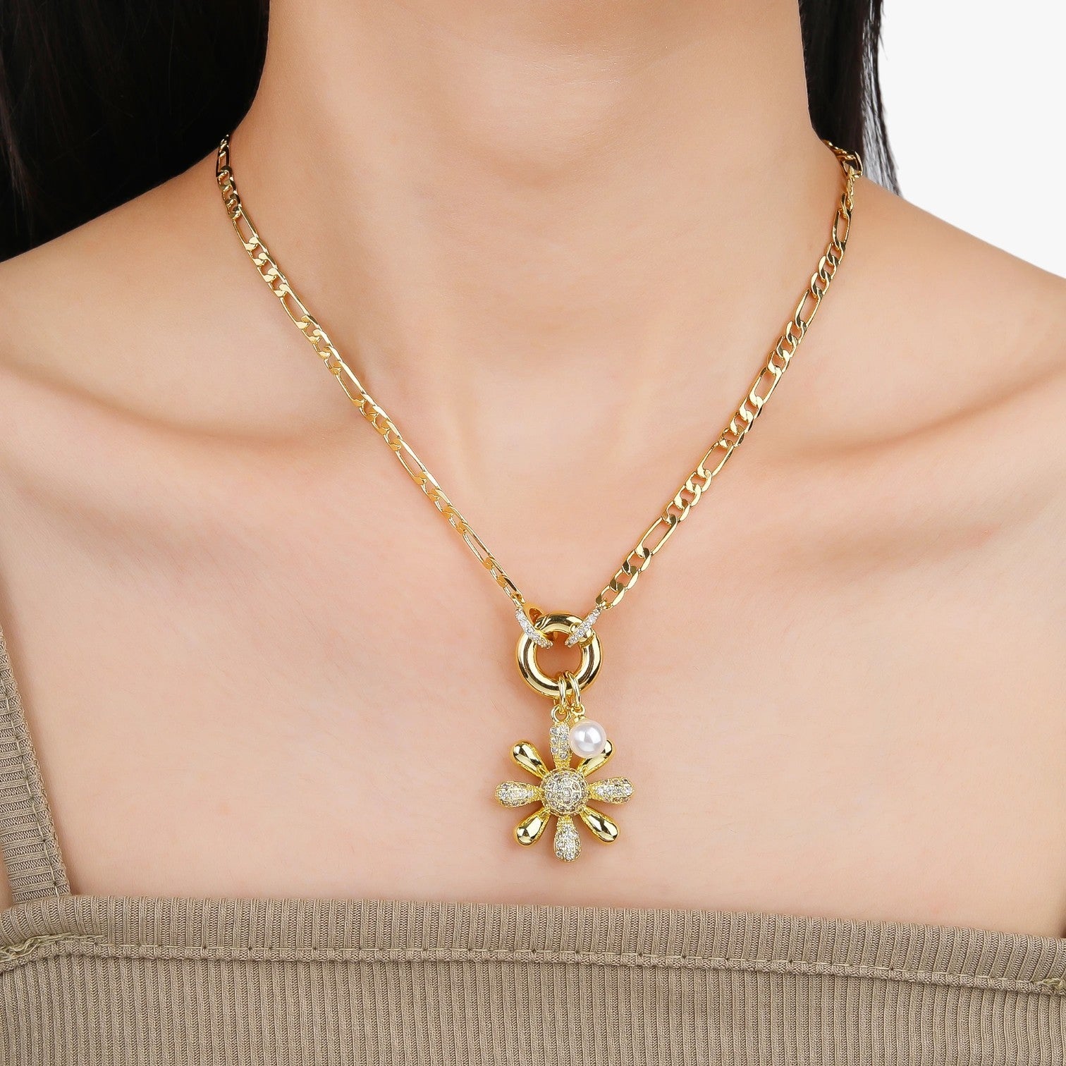 Sunny | Halskette mit Saphirblüte und glamourösen Zirkonia