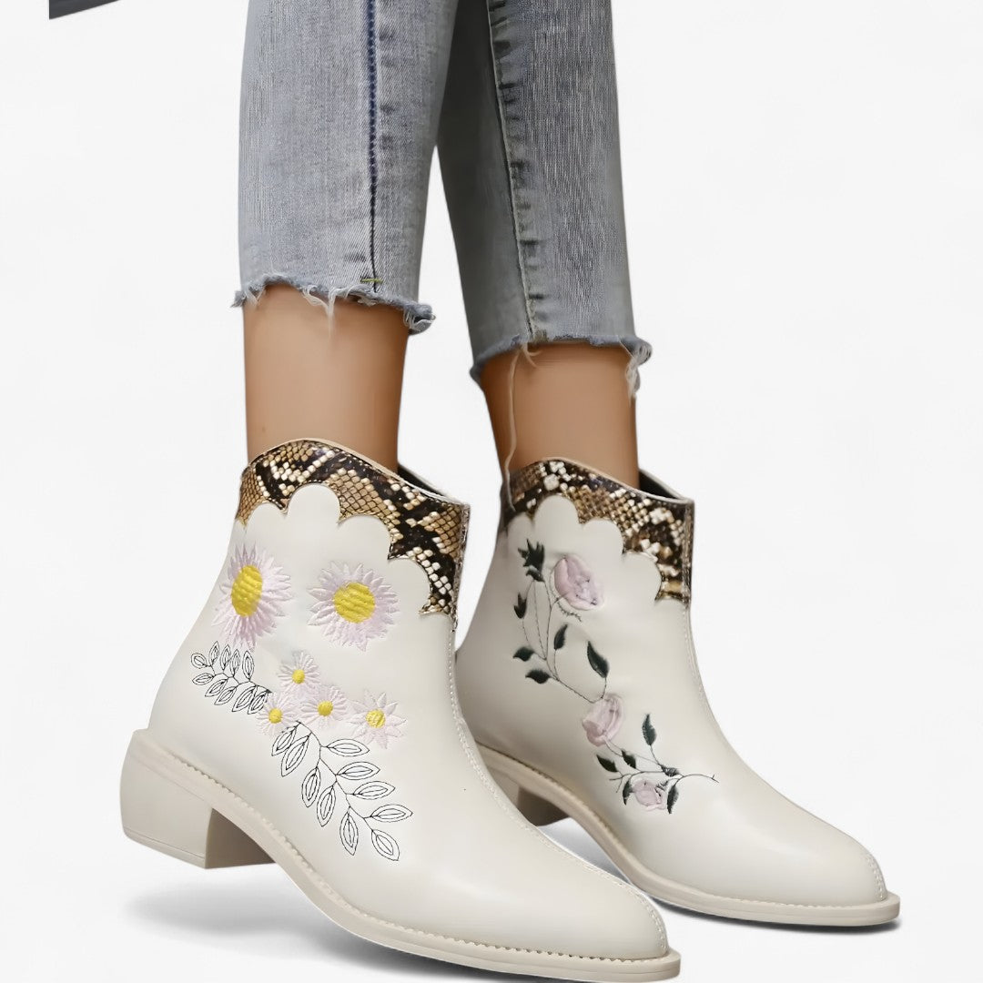 Audrey | Spitzeboots mit ethnischen Stickereien