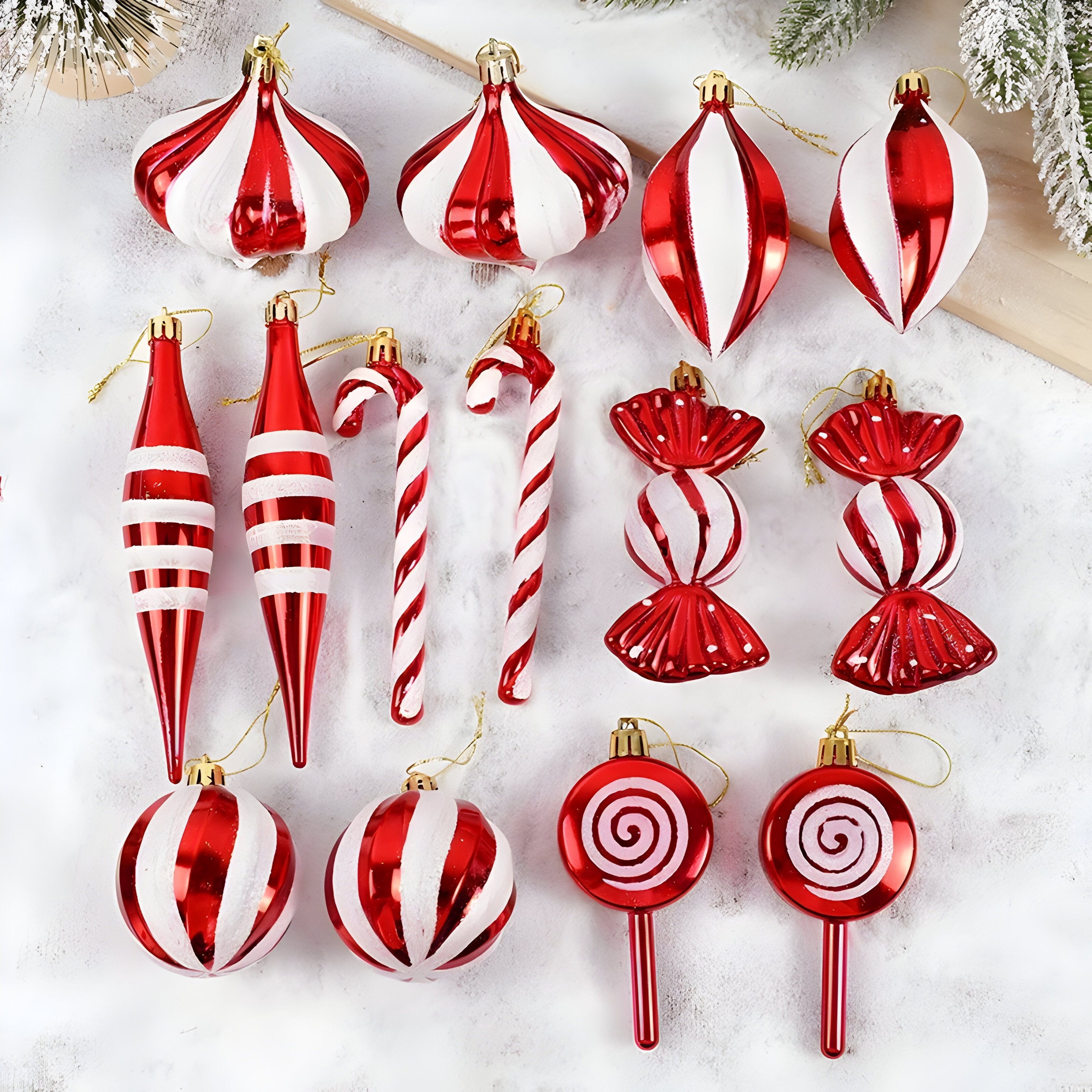 Rote Weihnachtskugeln – festliche Ornamente und Weihnachtsgeschenke - - Rote Weihnachtskugeln – festliche Ornamente und Weihnachtsgeschenke- €25 - Concept Düsseldorf