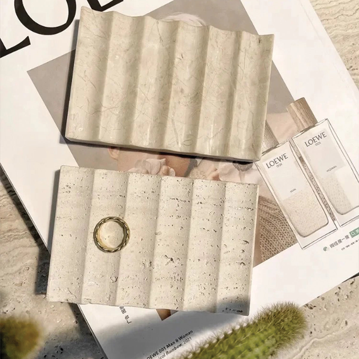 Gerilltes Steintablett | Elegantes Natursteindesign für Wohnungsdekor - - Gerilltes Steintablett | Elegantes Natursteindesign für Wohnungsdekor - € - Concept Frankfurt