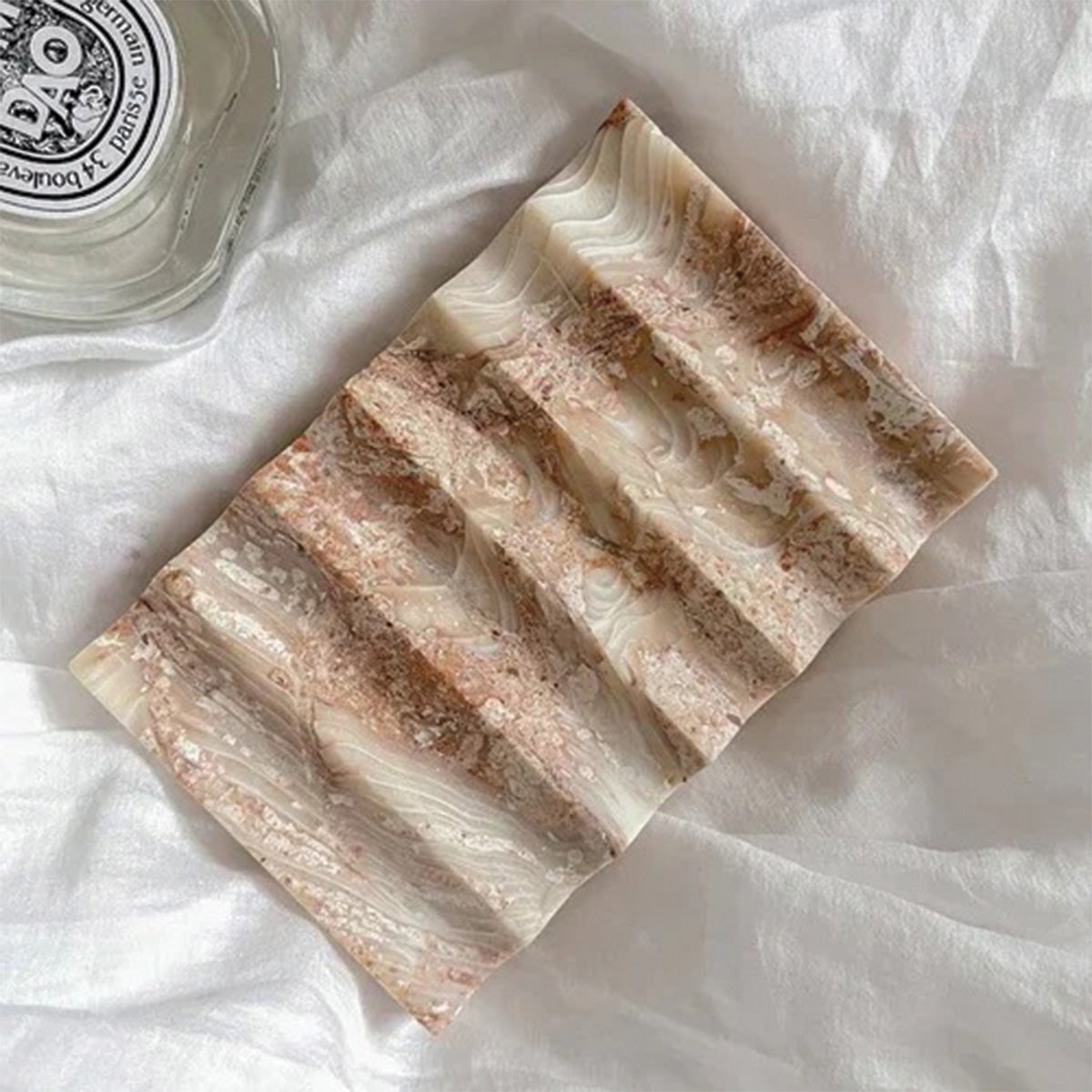 Gerilltes Steintablett | Elegantes Natursteindesign für Wohnungsdekor - - Gerilltes Steintablett | Elegantes Natursteindesign für Wohnungsdekor - € - Concept Frankfurt