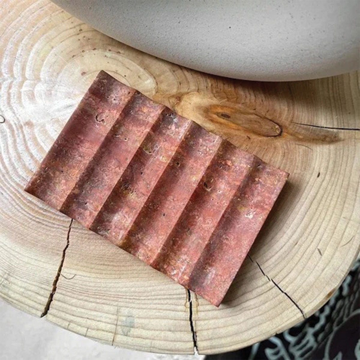 Gerilltes Steintablett | Elegantes Natursteindesign für Wohnungsdekor - Rot - Gerilltes Steintablett | Elegantes Natursteindesign für Wohnungsdekor - € - Concept Frankfurt