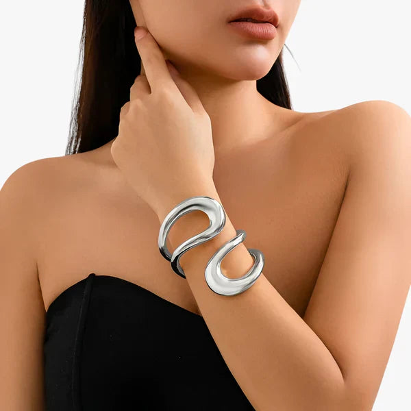 Metall-Feder-Manschettenarmband - Leicht und Elegant - Silberfarbe - Metall-Feder-Manschettenarmband - Leicht und Elegant - €25 - Concept Frankfurt