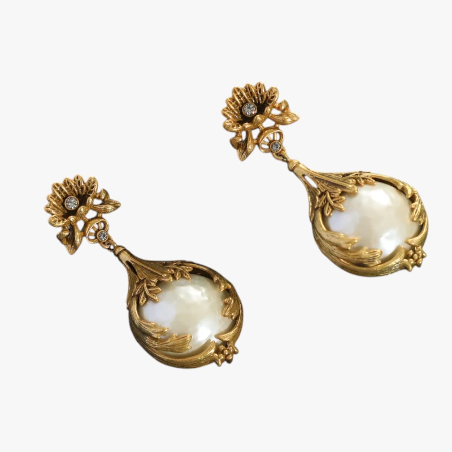 Zaria | Elegante Vintage-Ohrringe mit Perle und Blumenmustern in altgoldenem Stil