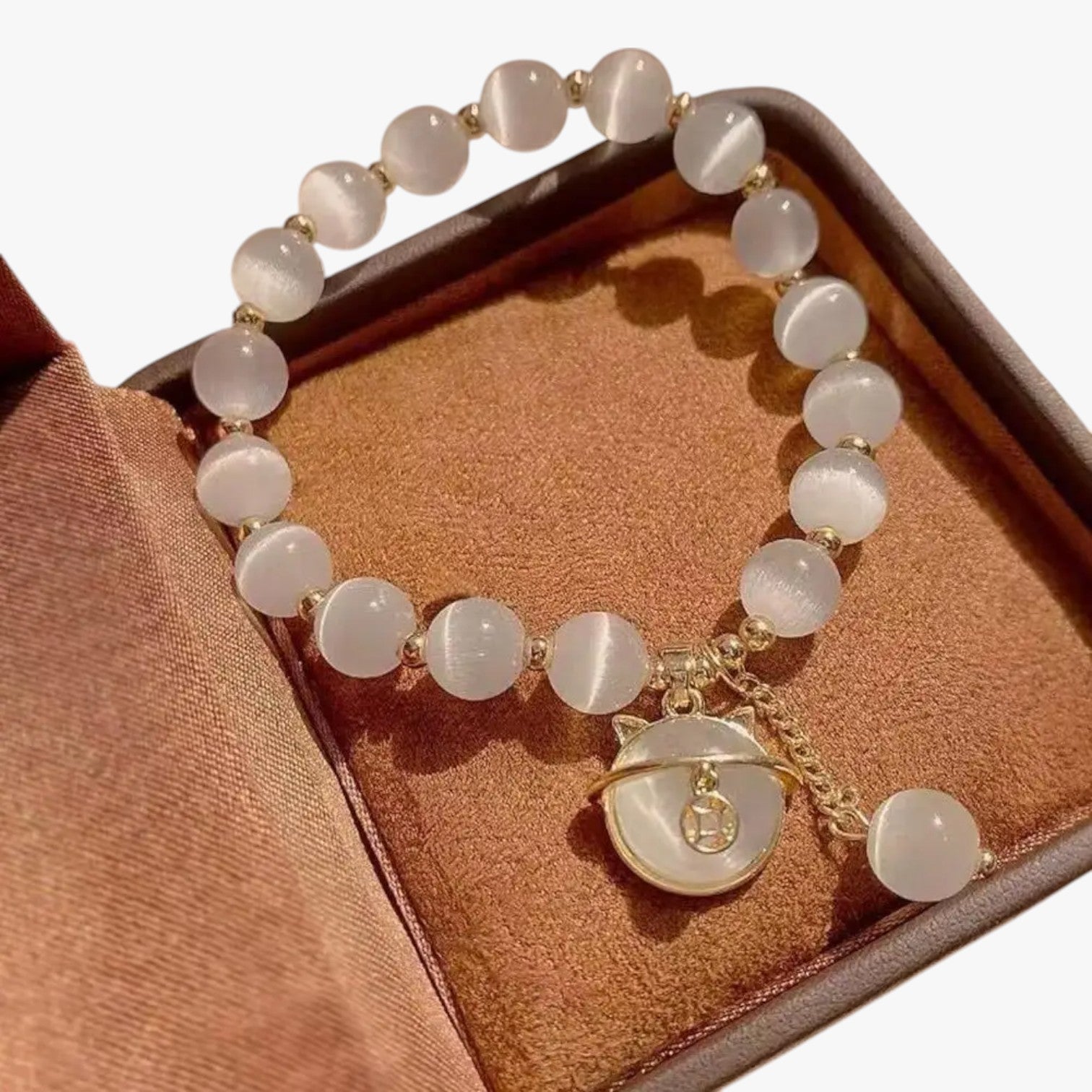 Alora | Opalperlenarmband mit Glückskatzen-Anhänger, elegantes, verstellbares Geschenk