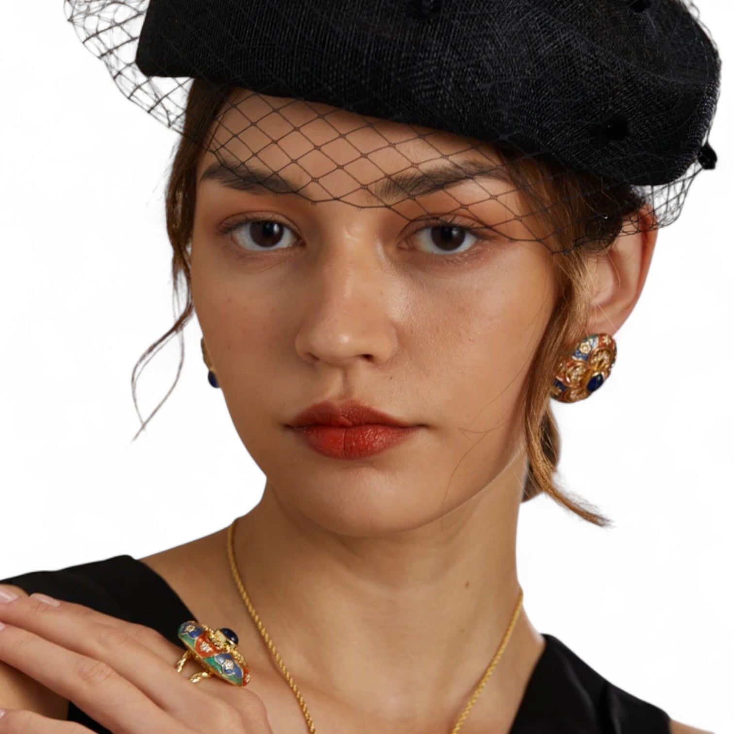 Stephanie | Vintage goldene Ohrringe mit verzierten Emaille-Details