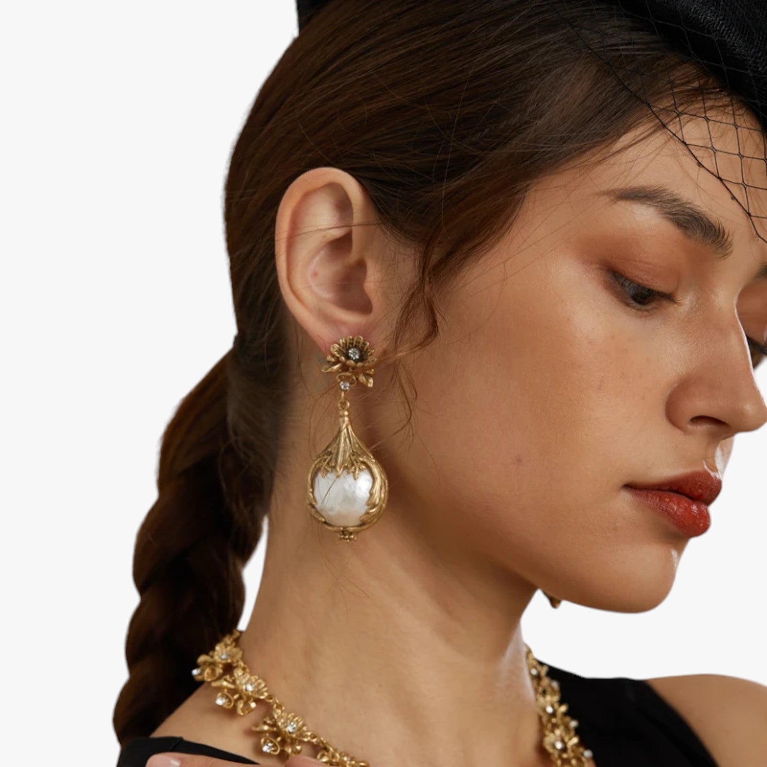 Zaria | Elegante Vintage-Ohrringe mit Perle und Blumenmustern in altgoldenem Stil