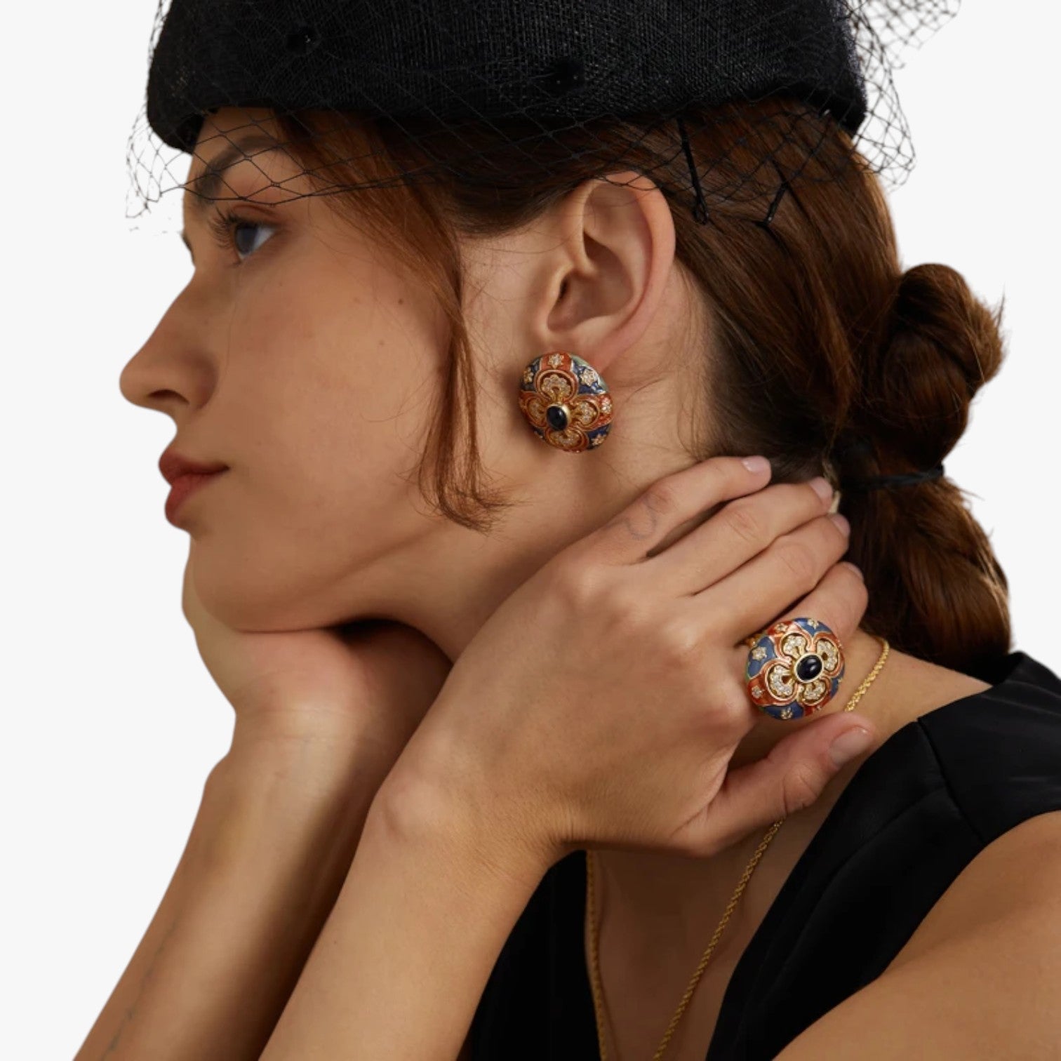Stephanie | Vintage goldene Ohrringe mit verzierten Emaille-Details