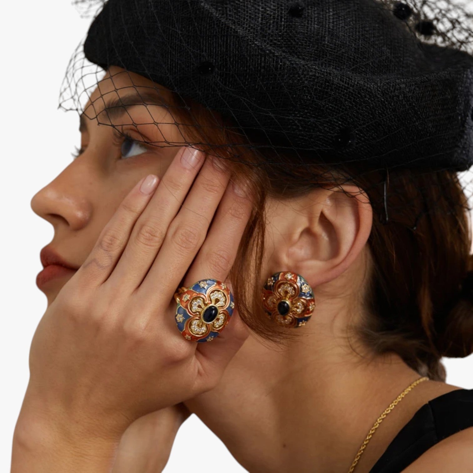 Stephanie | Vintage goldene Ohrringe mit verzierten Emaille-Details
