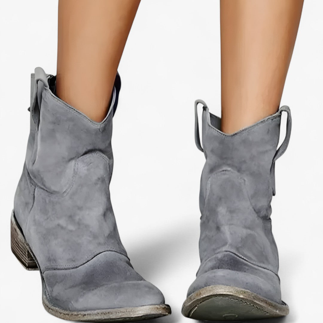 Bria | Western-Stiefelette in Wildlederoptik – Markanter Stil für jeden Tag