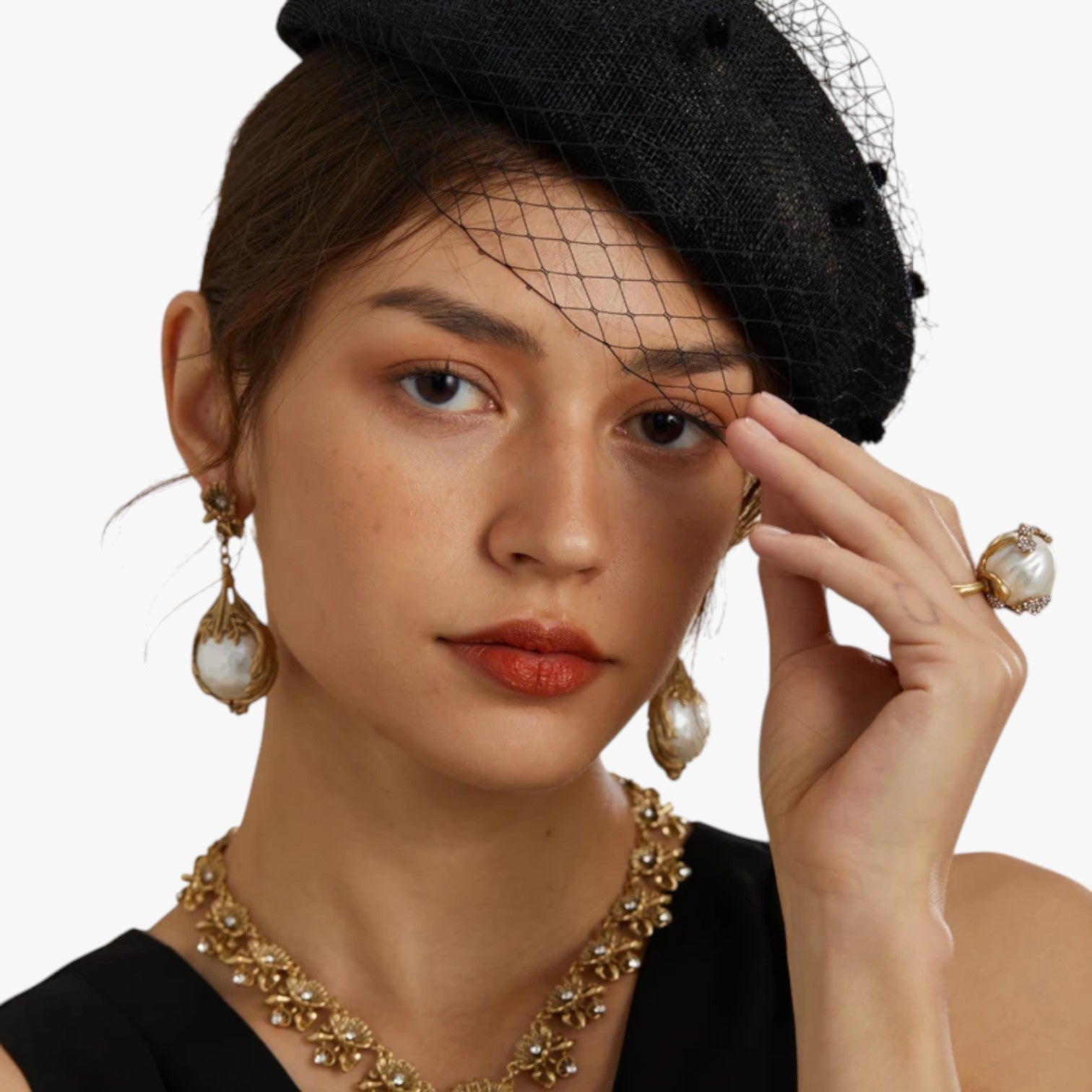 Zaria | Elegante Vintage-Ohrringe mit Perle und Blumenmustern in altgoldenem Stil