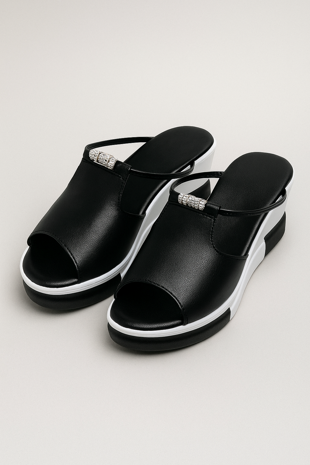Arianna | Elegante schwarze Keilsandaletten mit Schmuckriemen und zweifarbiger Sohle