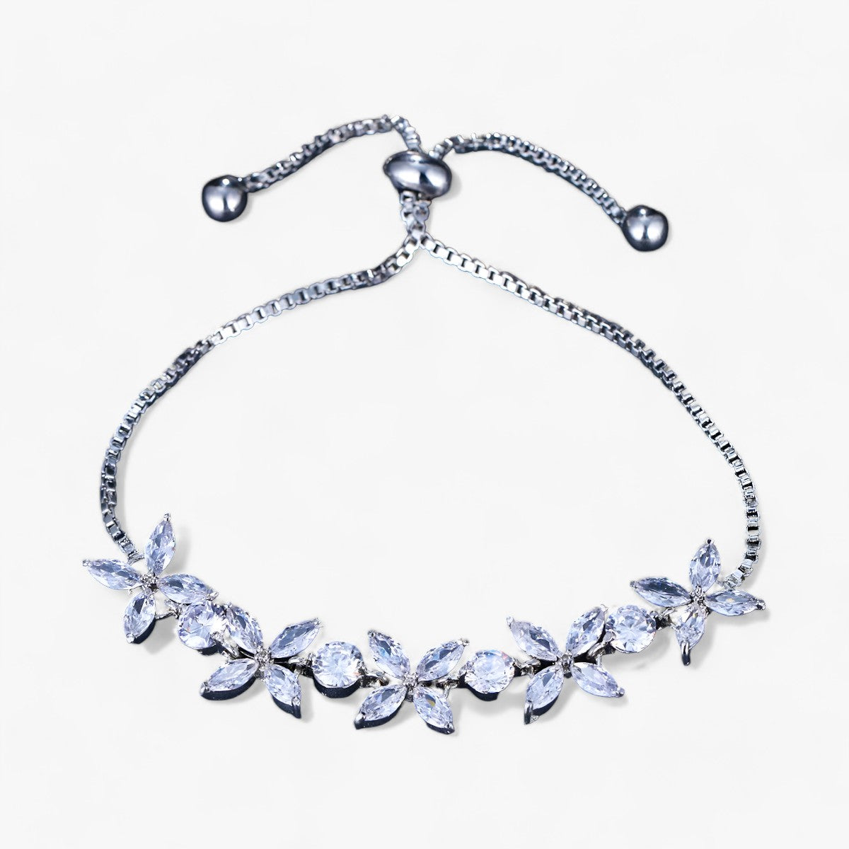 Zirkonia-Blüte | Charm-Armband - Elegantes Blumendesign - Weiße Farbe - Zirkonia-Blüte | Charm-Armband - Elegantes Blumendesign - €25 - Concept Frankfurt