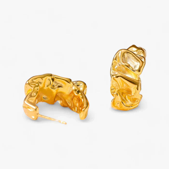 LIVIA - Abstrakte goldene Ohrringe - - #GildedFoliageEarrings #LeafDesign #AutumnVibes #GoldEarrings #NatureInspired #ElegantJewelry #DesignerEarrings #FashionStatement #BotanicalAccessory #TrendyEarrings - Concept Frankfurt