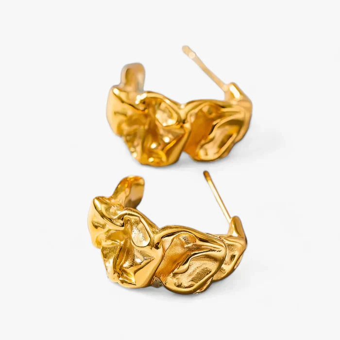 LIVIA - Abstrakte goldene Ohrringe - - #GildedFoliageEarrings #LeafDesign #AutumnVibes #GoldEarrings #NatureInspired #ElegantJewelry #DesignerEarrings #FashionStatement #BotanicalAccessory #TrendyEarrings - Concept Frankfurt