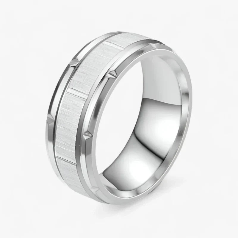 Robuster Titanstahl-Ring - Perfekt, um Ihren Alltagslook aufzuwerten - 8MM Silber - ZEUS | Robuster Titanstahl-Ring - Perfekt, um Ihren Alltagslook aufzuwerten - €25 - Concept Frankfurt