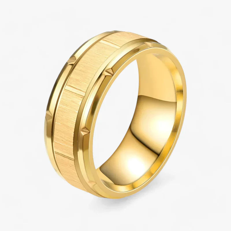 Robuster Titanstahl-Ring - Perfekt, um Ihren Alltagslook aufzuwerten - 8 mm Gold - ZEUS | Robuster Titanstahl-Ring - Perfekt, um Ihren Alltagslook aufzuwerten - €25 - Concept Frankfurt