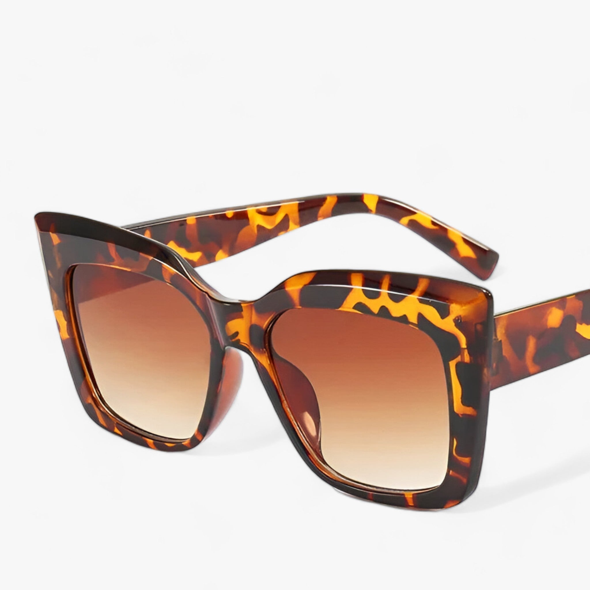 Designer-Sonnenbrille - Heben Sie Ihren Stil mit luxuriösem, übergroßem Cat-Eye-Design hervor - Leoparden Doppeltee - HKNA | Designer-Sonnenbrille - Heben Sie Ihren Stil mit luxuriösem, übergroßem Cat-Eye-Design hervor - €25 - Concept Frankfurt