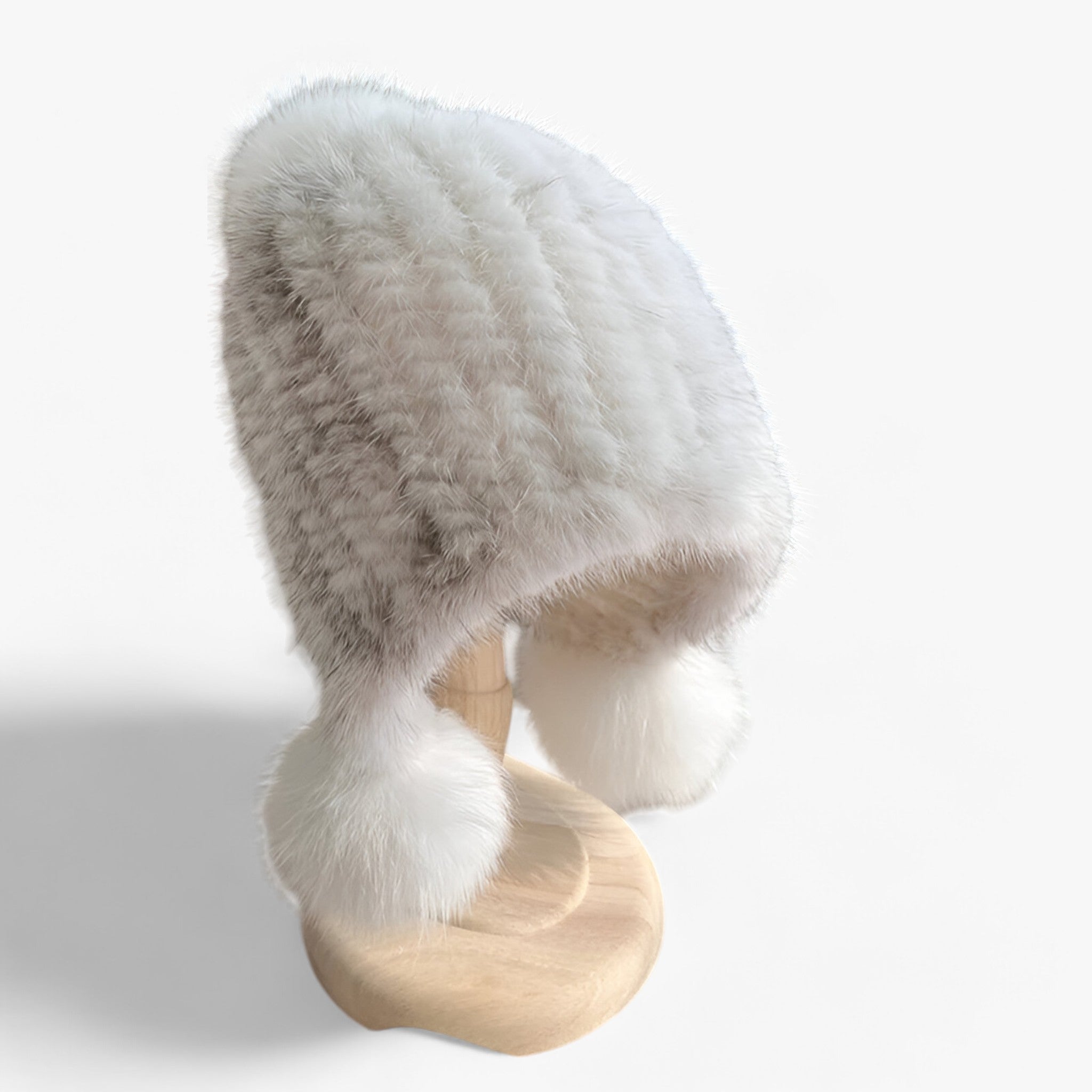 Mütze aus Nerzfell - Luxuriöse Wärme mit Fuchspelz-Pompom - weißes gekreuztes Mink Gummiband - Mütze aus Nerzfell - Luxuriöse Wärme mit Fuchspelz-Pompom - €25 - Concept Frankfurt