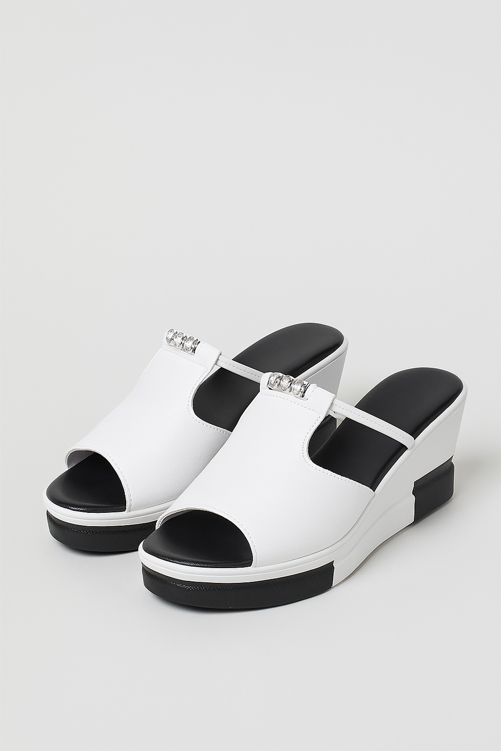 Arianna | Elegante schwarze Keilsandaletten mit Schmuckriemen und zweifarbiger Sohle